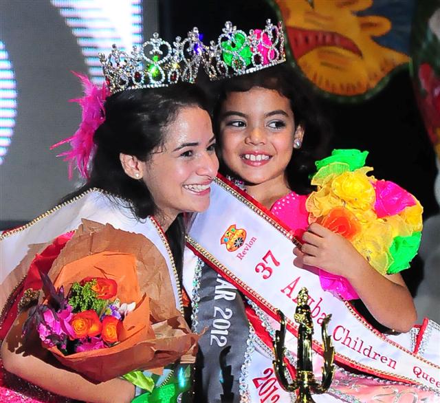 Carnaval: Ileyna de Cuba and Edelysse Nicholas are chosen Children's and Youth Queen 2012